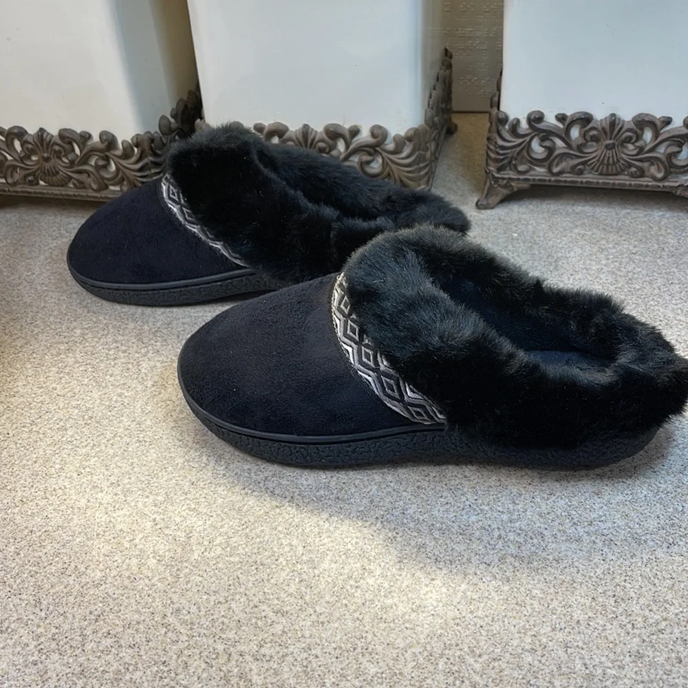 ISOTONER MEMORY FOAM. SLIPPERS SM 6.5-7 black - Picture 9 of 11